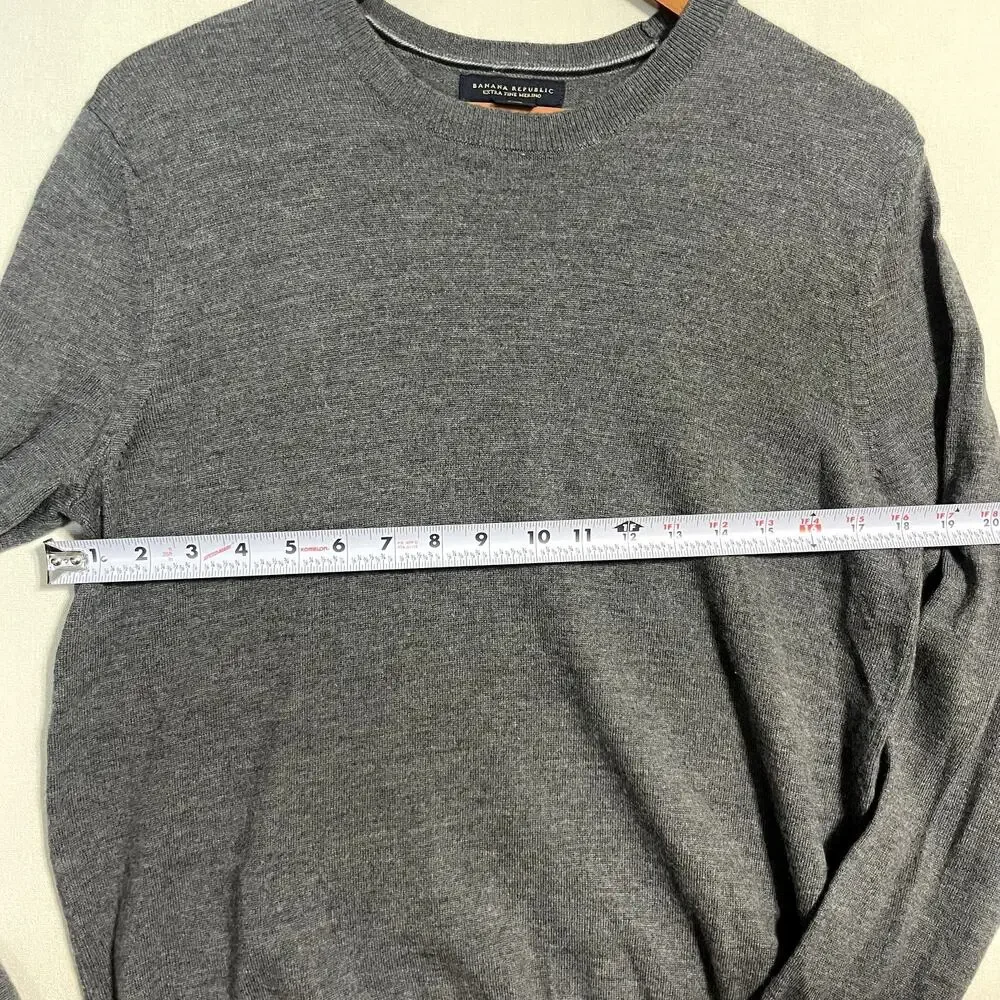 Banana Republic‎ Men's Extra Fine Merino Wool Round Neck Sweater Gray - Size M